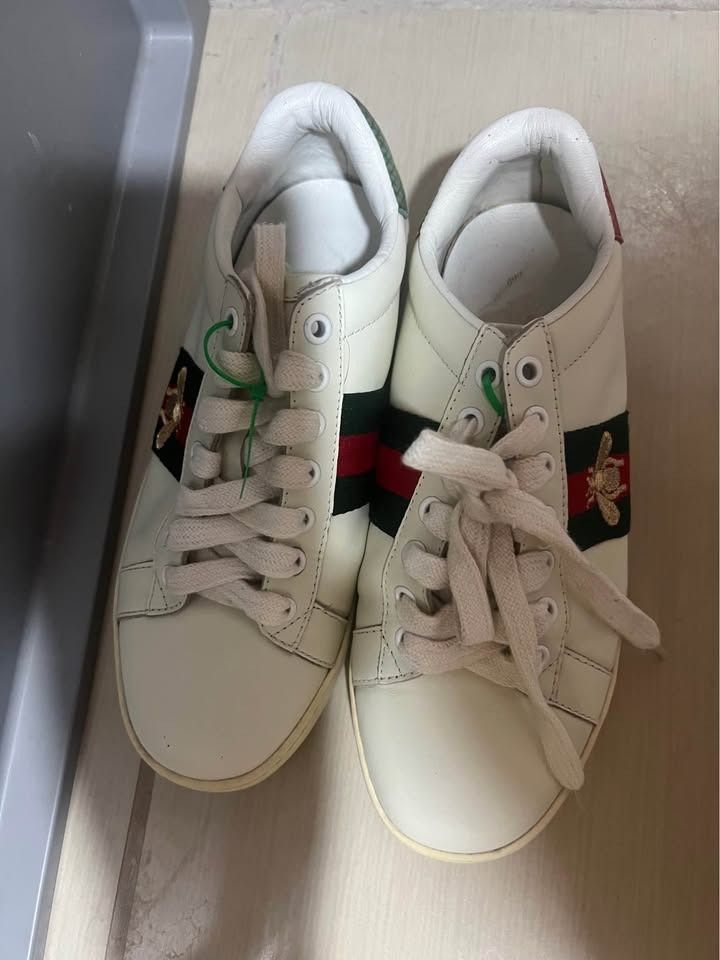 Gucci Ace Bee (Category: Sneakers & Footwear) located in Caloocan City. Submitted by forcedefrappe (Listing ID 1465219707, Image 3). Description: Original Gucci Ace Bee size 6 for women No certification but guaranteed original Used by my mother from Italy, iniwan ang shoes as reserve shoes pag uwi niya ulit pero natambak lang. Pinalinisan sa La Sole Manila to sell..