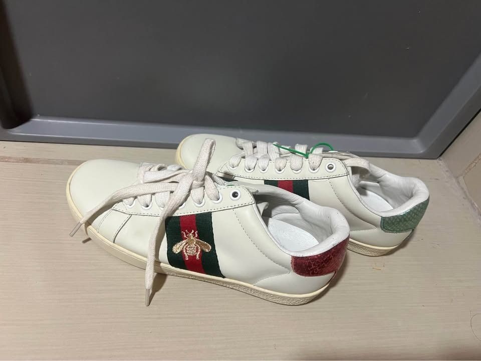 Gucci Ace Bee (Category: Sneakers & Footwear) located in Caloocan City. Submitted by forcedefrappe (Listing ID 1465219707, Image 1). Description: Original Gucci Ace Bee size 6 for women No certification but guaranteed original Used by my mother from Italy, iniwan ang shoes as reserve shoes pag uwi niya ulit pero natambak lang. Pinalinisan sa La Sole Manila to sell..