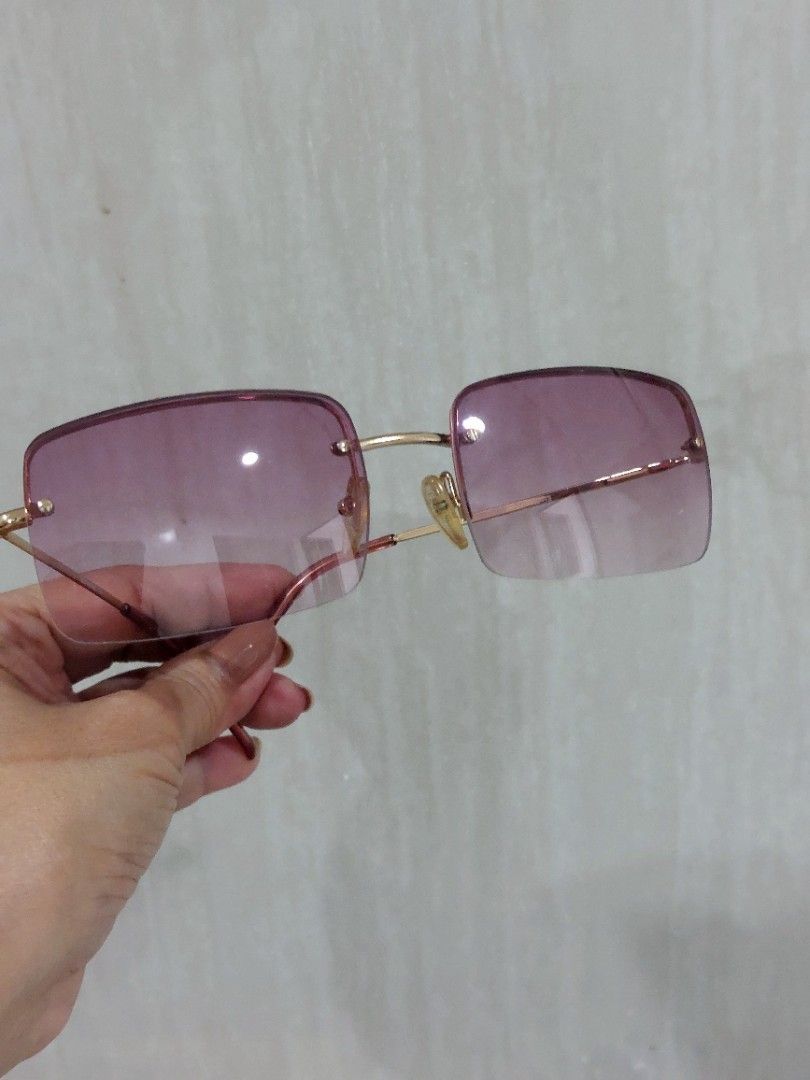 Gucci Rimless Sunglasses (Category: Luxury Accessories) located in Muntinlupa City. Submitted by sakurambo_des (Listing ID 1465230693, Image 2). Description: Vtg Gucci GG Sunglasses Rimless Gold Gradient Pink 135 1653/S T7J 58-18 Made in Italy With hardcase No visible flaws/issue This is my personal preloved..