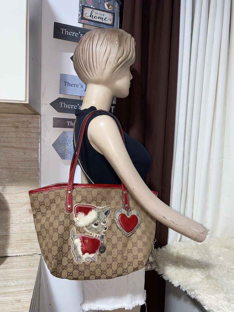 Gucci tote (Category: Luxury Apparel) located in Tagum. Submitted by amarasluxbag (Listing ID 1465356259, Image 1). Description: May cracks na po sa handle nya Bawal to sa maselan Super bet neto Matibay pa nmn .