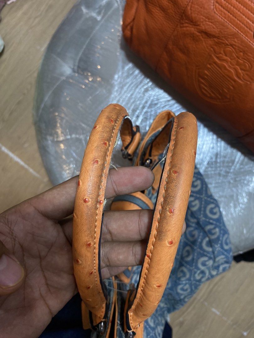Guess (Category: Tote Bags) located in Davao. Submitted by workmensph (Listing ID 1465286173, Image 3). Description: Guess Excellent Condition.
