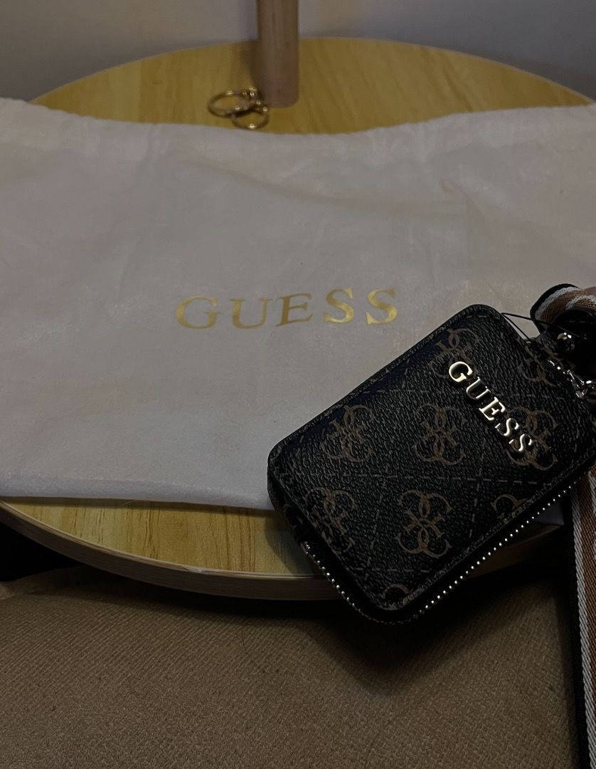 Guess SHOULDER or CROSSBODY bag (Category: Shoulder Bags) located in Makati City. Submitted by bambi.214 (Listing ID 1465179319, Image 3). Description: BRAND NEW STILL COMES WITH ORIGINAL POUCH .