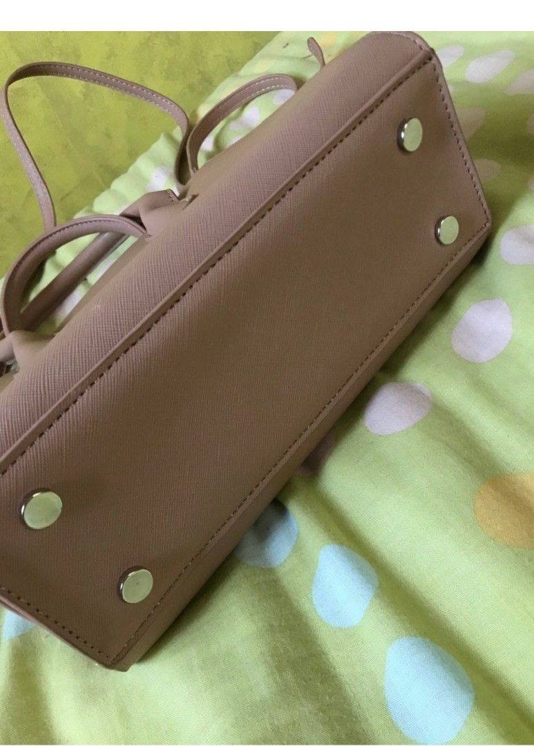 Guess structured three way bag (Category: Shoulder Bags) located in Antipolo. Submitted by ynut143 (Listing ID 1465171932, Image 3). Description: premium quality guess bag never used peach pinkish color no issue nor flaws.