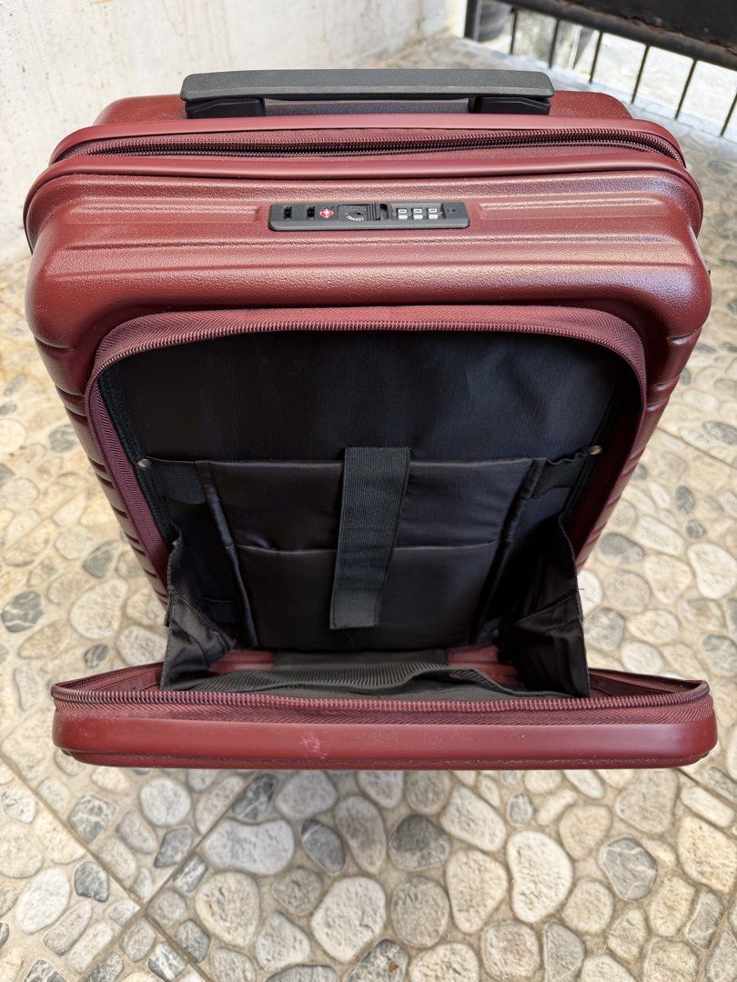 Hand Carry Luggage (Category: Luggage) located in Rizal. Submitted by senminishop (Listing ID 1465193275, Image 3). Description: The 815 Co. Sigma 20” Cabin SMALL Hard Case with Laptop Compartment GOOD AS NEW!! RFS: Decluttering Original price: ₱4,500 Size: 33*23*51cm Capacity: 8kg Color: Wine Red.