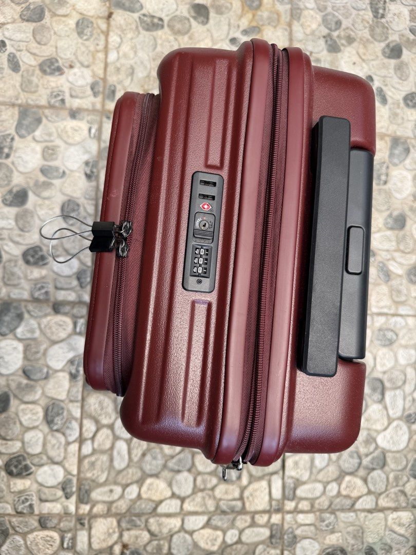 Hand Carry Luggage (Category: Luggage) located in Rizal. Submitted by senminishop (Listing ID 1465193275, Image 2). Description: The 815 Co. Sigma 20” Cabin SMALL Hard Case with Laptop Compartment GOOD AS NEW!! RFS: Decluttering Original price: ₱4,500 Size: 33*23*51cm Capacity: 8kg Color: Wine Red.