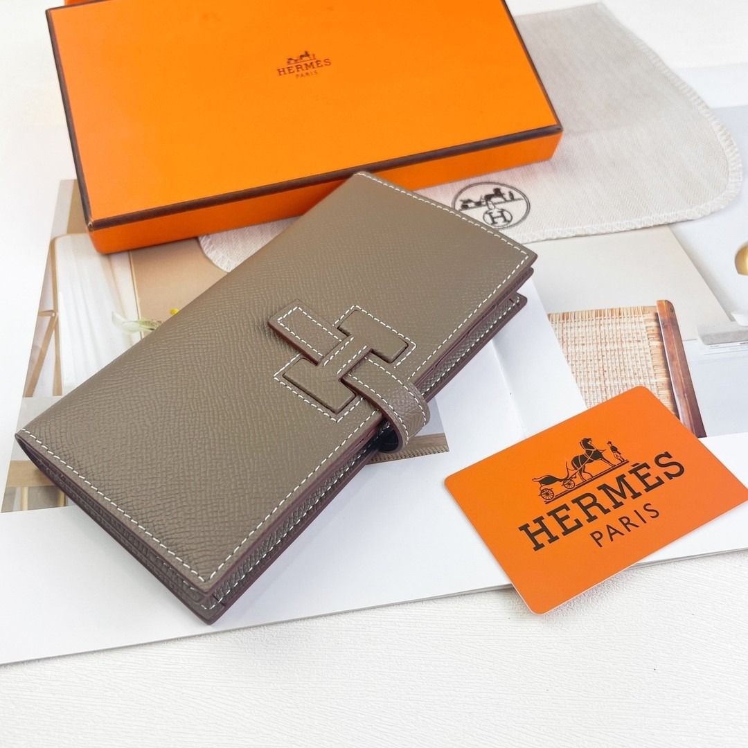 Hermes Etoupe Leather Wallet(produce china) (Category: Luxury Bags & Wallets) located in Mandaluyong City. Submitted by grandfalcon-10f0a8 (Listing ID 1465192544, Image 1). Description: New Hermès New H Passant Toutenmainte Epsom Calfskin Long Wallet Model: 953 - "H Passant" tab closure - Zippered coin pocket - ​​Interior pocket with factory code - Hardware: Palladium-plated Dimensions: 17.5 cm (L) x 9 cm (W).