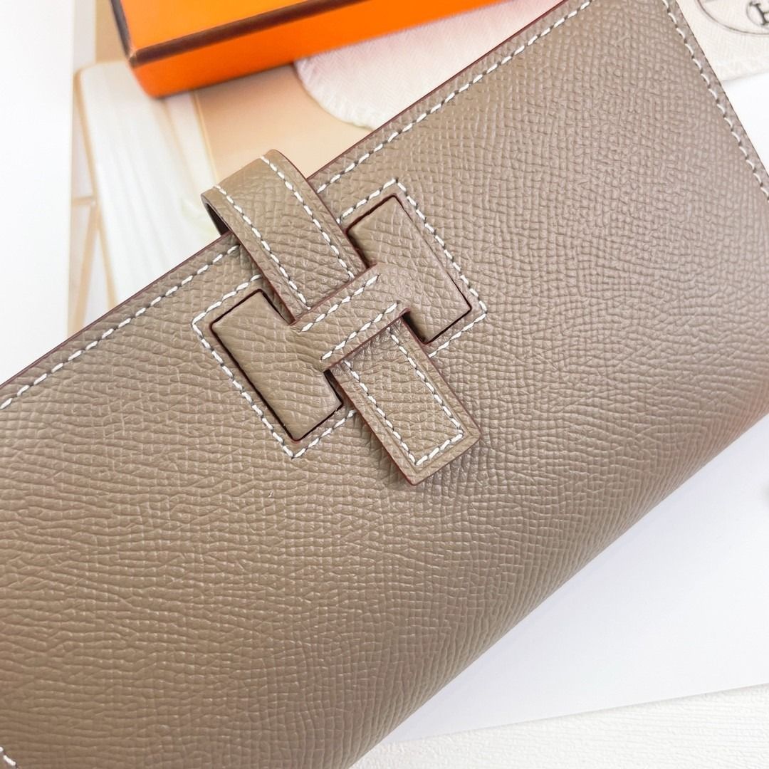 Hermes Etoupe Leather Wallet(produce china) (Category: Luxury Bags & Wallets) located in Mandaluyong City. Submitted by grandfalcon-10f0a8 (Listing ID 1465192544, Image 3). Description: New Hermès New H Passant Toutenmainte Epsom Calfskin Long Wallet Model: 953 - "H Passant" tab closure - Zippered coin pocket - ​​Interior pocket with factory code - Hardware: Palladium-plated Dimensions: 17.5 cm (L) x 9 cm (W).
