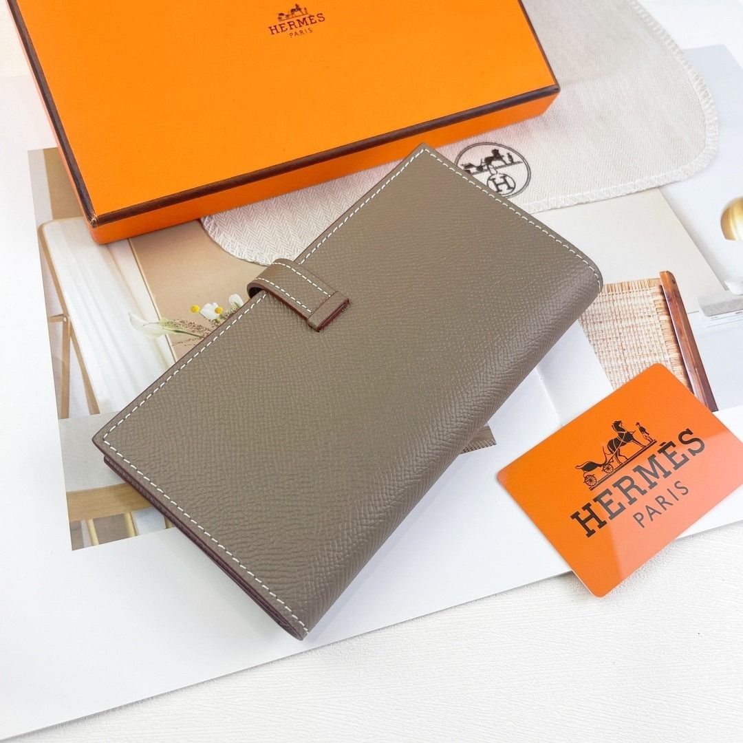 Hermes Etoupe Leather Wallet(produce china) (Category: Luxury Bags & Wallets) located in Mandaluyong City. Submitted by grandfalcon-10f0a8 (Listing ID 1465192544, Image 2). Description: New Hermès New H Passant Toutenmainte Epsom Calfskin Long Wallet Model: 953 - "H Passant" tab closure - Zippered coin pocket - ​​Interior pocket with factory code - Hardware: Palladium-plated Dimensions: 17.5 cm (L) x 9 cm (W).