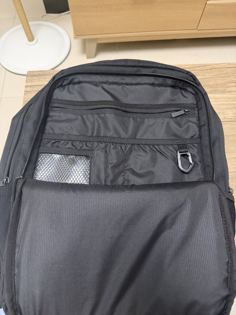 HERSCHEL TECH BACKPACK 17 inch Laptop (Category: Backpacks) located in Pasig City. Submitted by glenlopez_randomthings (Listing ID 1465346845, Image 3). Description: HERSCHEL TECH BACKPACK 17 inch Laptop This is worth 11k at Herschel Megamall store. Price still negotiable. https://herschel.ph/products/kaslo-backpack-tech-30l-2100326308 RFS: declutter Sobrang ganda at bago pa rin. Twice ko lang nagamit.