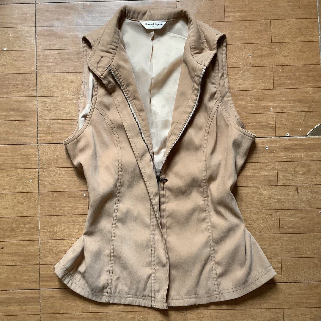 HEURE LEGÉRÈ y2k suede vest top (Category: Others Tops) located in Santa Rosa. Submitted by lilyestrell (Listing ID 1465176245, Image 2). Description: size: medium to semi-large ung tela nya parang medyo suede ung feel.