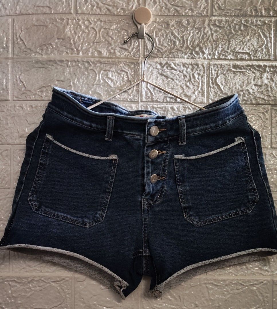 Highwaist short (Category: Shorts) located in Kalayaan. Submitted by meow_22_ (Listing ID 1465224960, Image 1). Description: Good conditions 📌S 26-28.