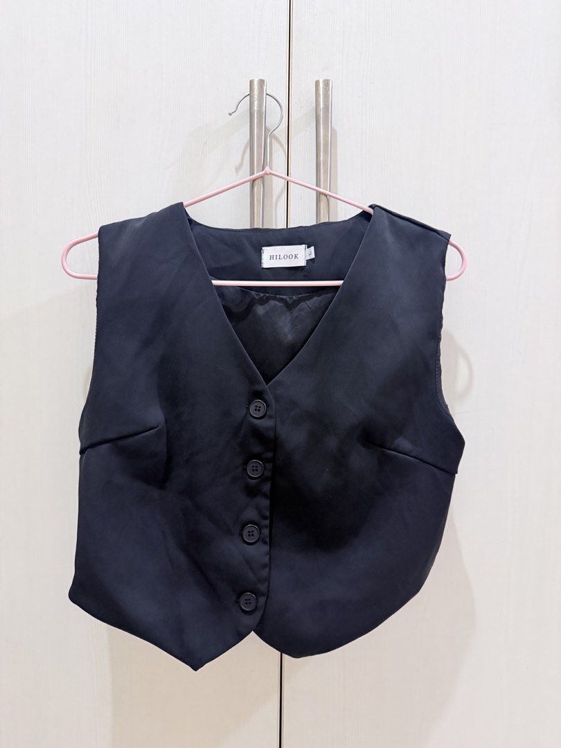 BRAND NEW HILOOK Black Crop Vest Size L (Category: Sleeveless) located in Manila. Submitted by rhei.preloved (Listing ID 1465206941, Image 1). Description: NEVER BEEN USED‼️.