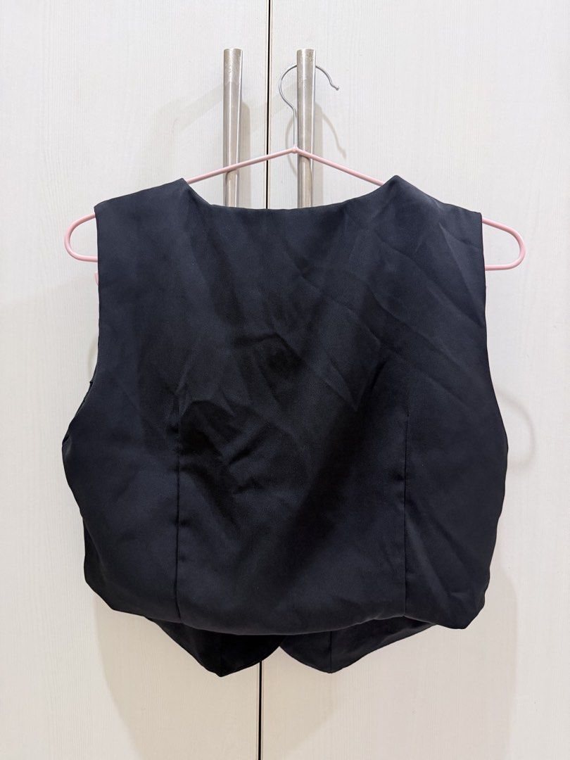 BRAND NEW HILOOK Black Crop Vest Size L (Category: Sleeveless) located in Manila. Submitted by rhei.preloved (Listing ID 1465206941, Image 2). Description: NEVER BEEN USED‼️.