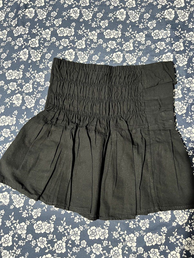 Black Tube Top (Category: Others Tops) located in Manila. Submitted by colesj (Listing ID 1465171399, Image 2). Description: Black Tube Top Used only once and still in very good condition. Color: Black Condition: Used Once RFS: Decluttering.