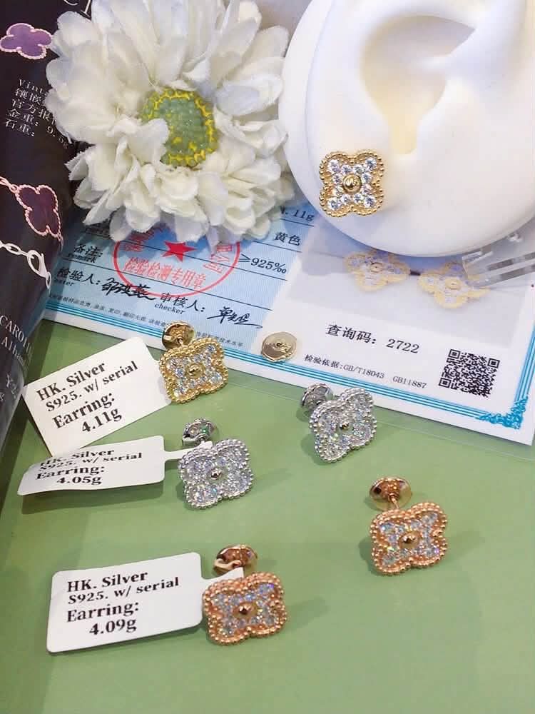 HK setting S925 silver Earrings (Category: Earrings) located in Manila. Submitted by bhelgoldseller2ndaccount (Listing ID 1465191009, Image 2). Description: HK setting S925 silver Brandnew Iba iba price per grams Pm me for details.