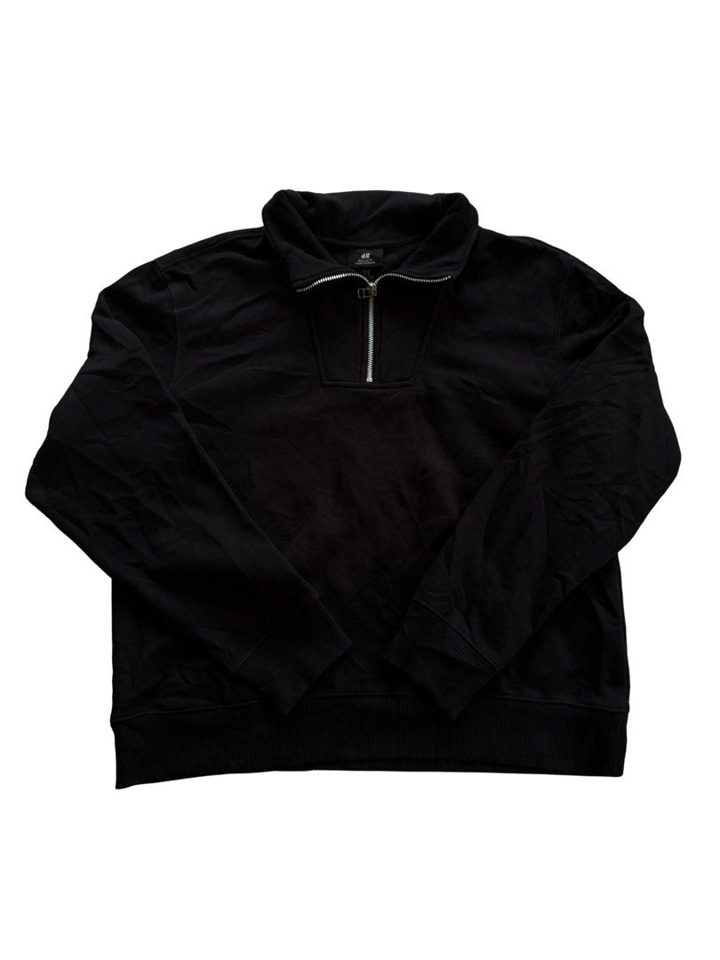 H&M Black Quarter Zip Sweatshirt (Category: Coats, Jackets and Outerwear) located in Teresa. Submitted by boanerjes (Listing ID 1465212019, Image 1). Description: - Brand: H&M - Color: Classic Black - Style: Quarter-zip sweatshirt with high collar and silver metal zipper - Fit: Regular fit with ribbed cuffs and hem - Material: Comfortable cotton blend - Versatility: Great for layering and easy to match with jeans or joggers.