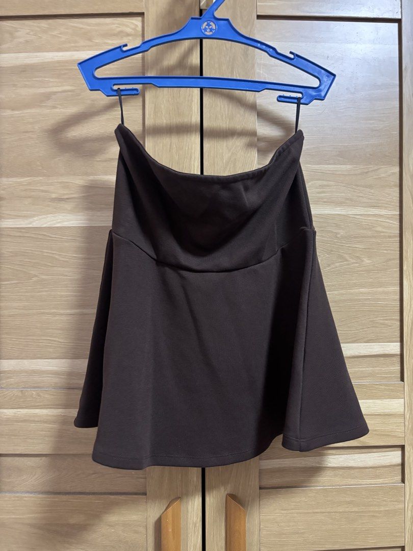 H&M Brown Flare Tube Top (Category: Skirts) located in Cebu City. Submitted by teveschels38656 (Listing ID 1465334854, Image 1). Description: - Brand: H&M - Size: Medium-Large - Color: Brown - Design: Flared silhouette at the bottom - Styling: Versatile piece, easy to pair with basic pants WORN ONCE.