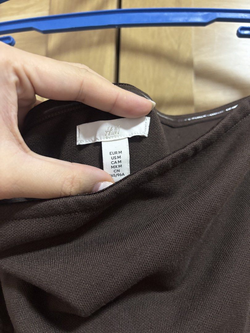 H&M Brown Flare Tube Top (Category: Skirts) located in Cebu City. Submitted by teveschels38656 (Listing ID 1465334854, Image 2). Description: - Brand: H&M - Size: Medium-Large - Color: Brown - Design: Flared silhouette at the bottom - Styling: Versatile piece, easy to pair with basic pants WORN ONCE.