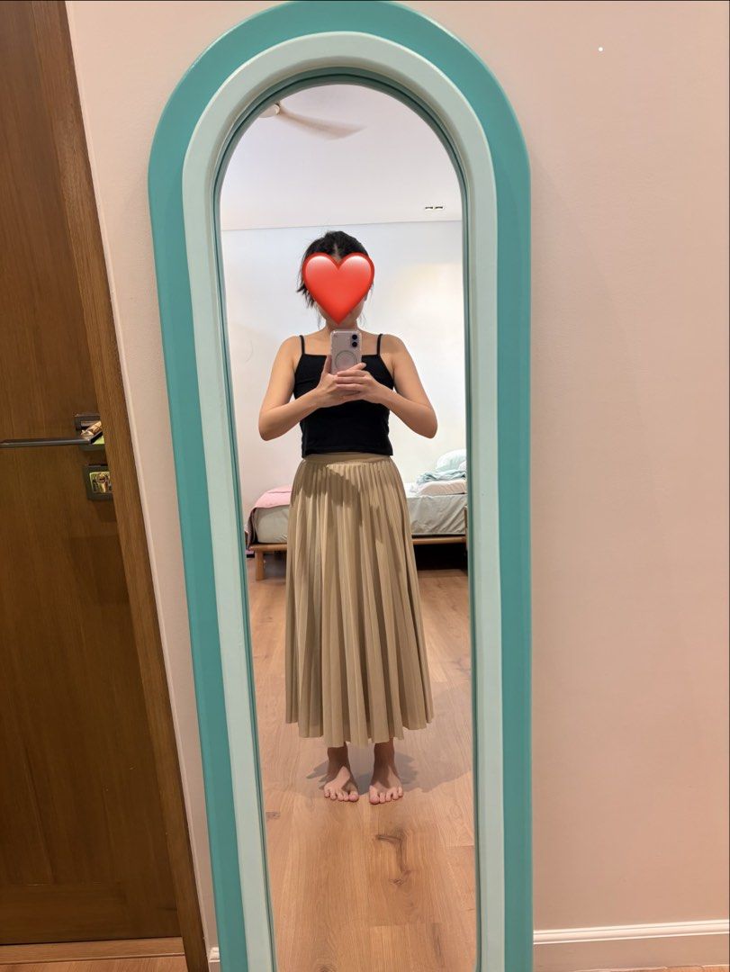 H&M Champagne Pleated Skirt (Category: Skirts) located in Marikina City. Submitted by jlram (Listing ID 1465349691, Image 3). Description: .