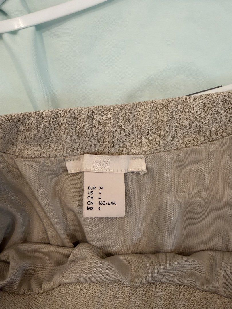 H&M Champagne Pleated Skirt (Category: Skirts) located in Marikina City. Submitted by jlram (Listing ID 1465349691, Image 2). Description: .