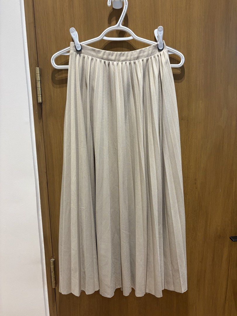 H&M Champagne Pleated Skirt (Category: Skirts) located in Marikina City. Submitted by jlram (Listing ID 1465349691, Image 1). Description: .