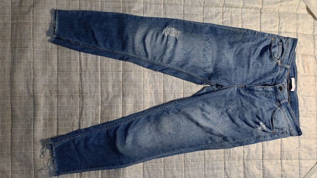 H&M Jeans, Classic Medium-Wash (Stretchable) (Category: Jeans) located in Baganga. Submitted by rarethreadsph_4f356e (Listing ID 1465293539, Image 1). Description: Selling this authentic H&M denim jeans in classic medium-wash blue. It is made from a high-quality blend of cotton, polyester, and elastane, making it slightly stretchable, very comfortable to wear, and great at retaining its shape! Size: Waist 15 inches kasya hangang 31 na baywang dah