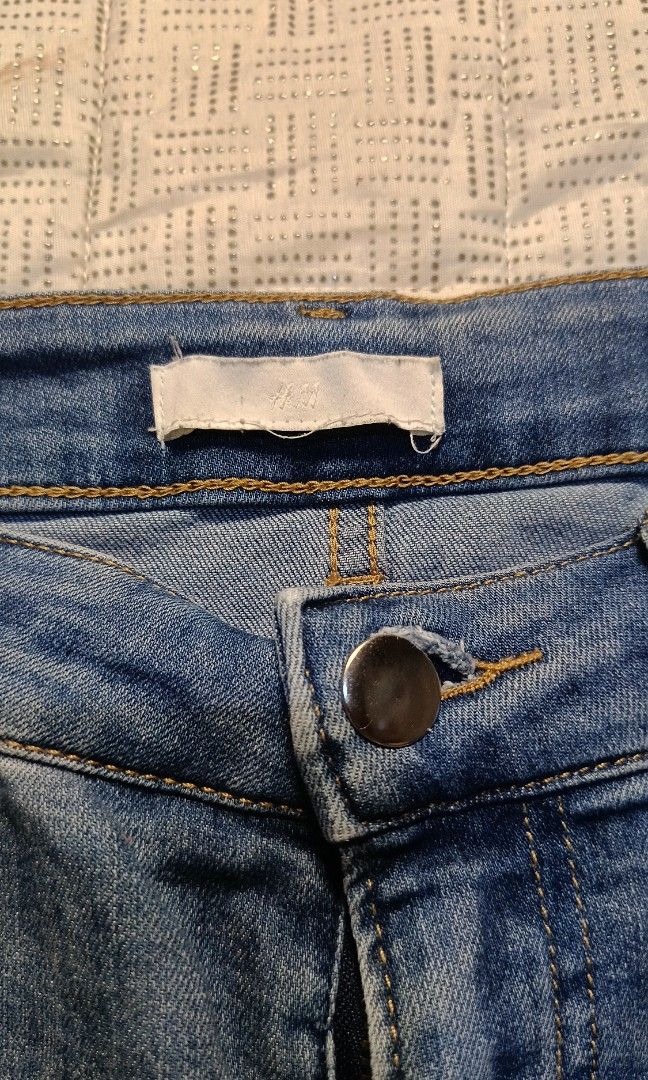 H&M Jeans, Classic Medium-Wash (Stretchable) (Category: Jeans) located in Baganga. Submitted by rarethreadsph_4f356e (Listing ID 1465293539, Image 3). Description: Selling this authentic H&M denim jeans in classic medium-wash blue. It is made from a high-quality blend of cotton, polyester, and elastane, making it slightly stretchable, very comfortable to wear, and great at retaining its shape! Size: Waist 15 inches kasya hangang 31 na baywang dah