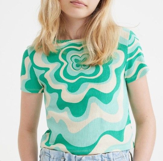 H&M Green Butterfly Basic Top (Y2K, Vintage) (Category: Blouses) located in Rizal. Submitted by ash_tty. (Listing ID 1465314172, Image 1). Description: Can fit S to M Staples.