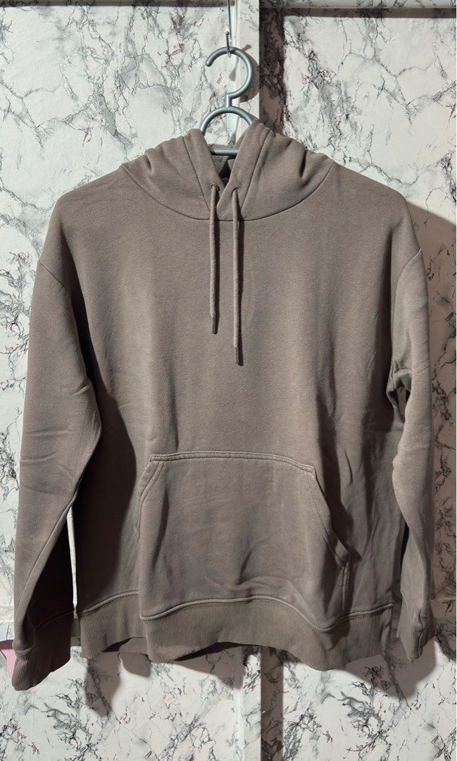H&M Hoodie (Category: Coats, Jackets and Outerwear) located in Pasay City. Submitted by kirayychii (Listing ID 1465381941, Image 1). Description: - Used thrice - No signs of flaw - Good for S-M size - Fleece lining.