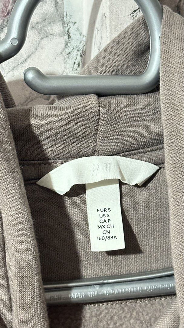 H&M Hoodie (Category: Coats, Jackets and Outerwear) located in Pasay City. Submitted by kirayychii (Listing ID 1465381941, Image 2). Description: - Used thrice - No signs of flaw - Good for S-M size - Fleece lining.