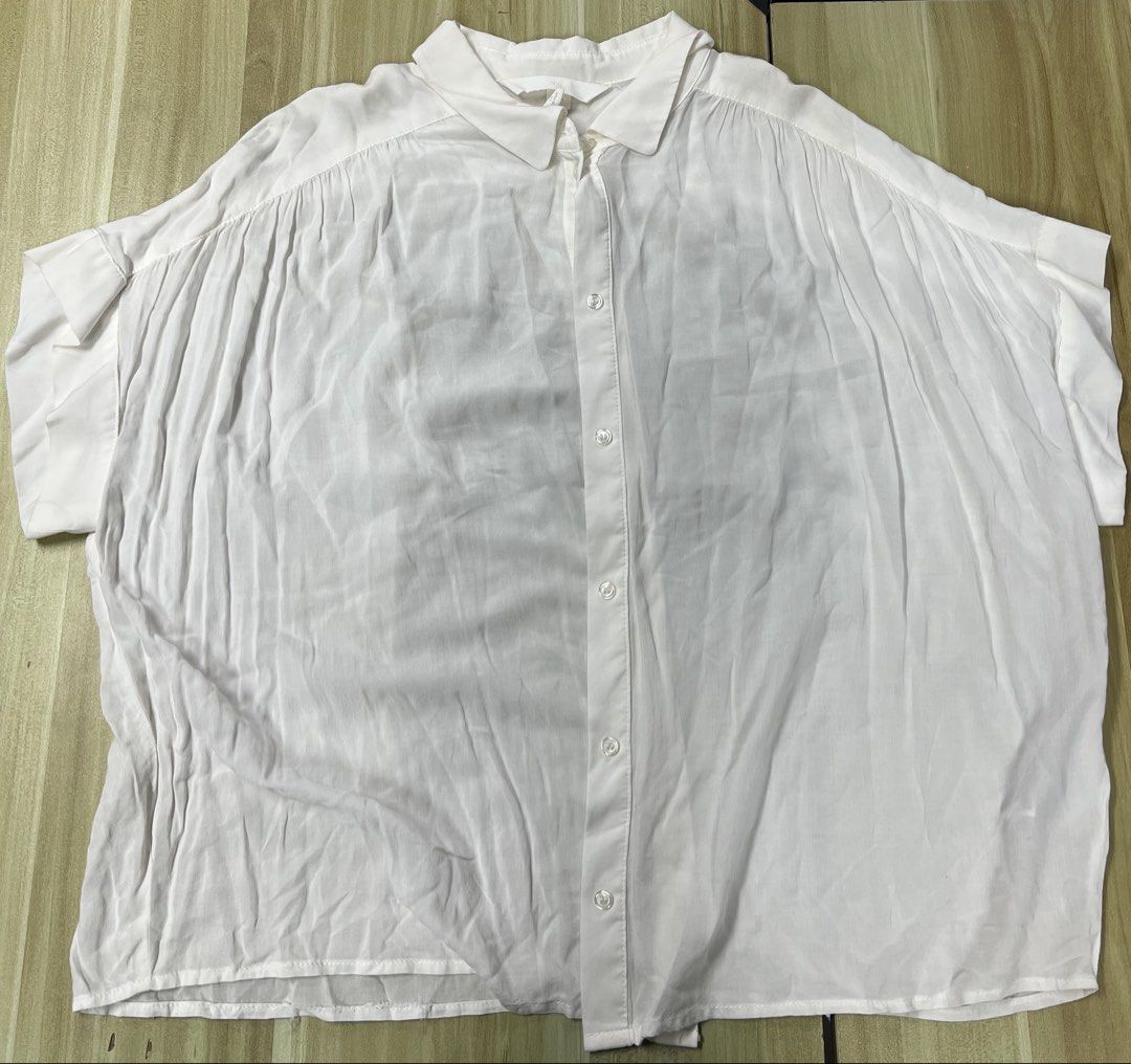 H&M White Button-Up Short Sleeve Blouse Size M (Category: Blouses) located in Manila. Submitted by issie_07 (Listing ID 1465212179, Image 1). Description: - Brand: H&M - Size: M - Color: Classic White - Fit: Relaxed, loose fit with short sleeves - Details: Classic collar, front button closure, and soft lightweight fabric with shoulder gathering - Condition: Excellent / Well-maintained - Perfect for: Office wear, smart-casual outfits, and everyday