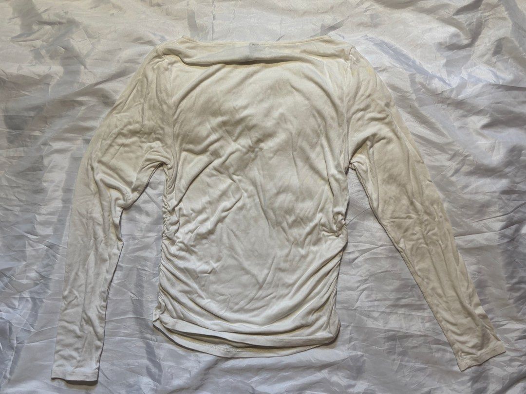 H&M White Long Sleeves (Category: Longsleeves) located in Cavite. Submitted by char.ss (Listing ID 1465179202, Image 2). Description: 📍Taft Area Original Price: ₱699 Size on Tag: L ( fits XS - S) Condition: Good, but has a few yellow stains. Color & Price: White - ₱110 Other Notes: Payment Method: Gcash, Maya Shipping Method: Lalamove (shouldered by the buyer) .