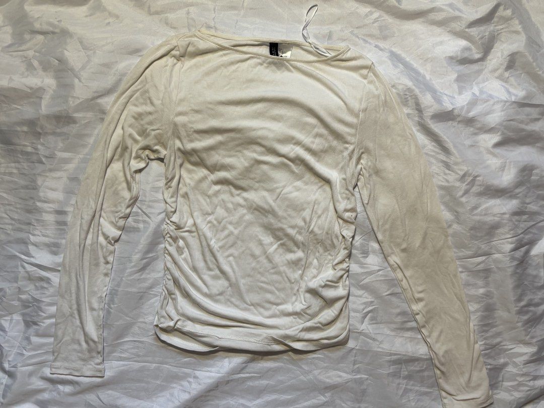 H&M White Long Sleeves (Category: Longsleeves) located in Cavite. Submitted by char.ss (Listing ID 1465179202, Image 1). Description: 📍Taft Area Original Price: ₱699 Size on Tag: L ( fits XS - S) Condition: Good, but has a few yellow stains. Color & Price: White - ₱110 Other Notes: Payment Method: Gcash, Maya Shipping Method: Lalamove (shouldered by the buyer) .