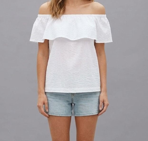 H&M White Off-Shoulder top| Ruffle Top (Category: Others Tops) located in Manila. Submitted by secondchapterr (Listing ID 1465329702, Image 1). Description: Brand: H&M Color: White Style / Cut: Off-Shoulder / Bardot Neckline with Elastic Ruffle Flounce Fabric / Texture: Textured Seersucker / Lightweight Cotton Blend Size: Eur 36, US 6, CA 6, MX 6 .