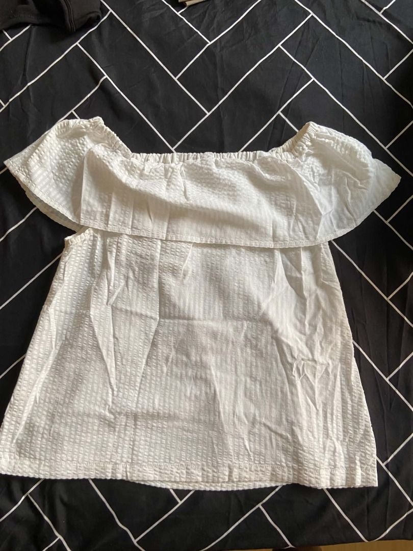 H&M White Off-Shoulder top| Ruffle Top (Category: Others Tops) located in Manila. Submitted by secondchapterr (Listing ID 1465329702, Image 2). Description: Brand: H&M Color: White Style / Cut: Off-Shoulder / Bardot Neckline with Elastic Ruffle Flounce Fabric / Texture: Textured Seersucker / Lightweight Cotton Blend Size: Eur 36, US 6, CA 6, MX 6 .