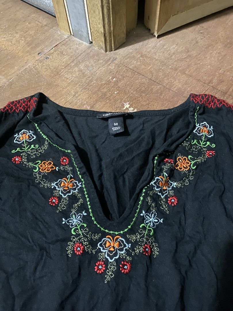 H&MMAMA Blouse (Category: Blouses) located in Santa Rosa. Submitted by vicchamp (Listing ID 1465228518, Image 2). Description: .
