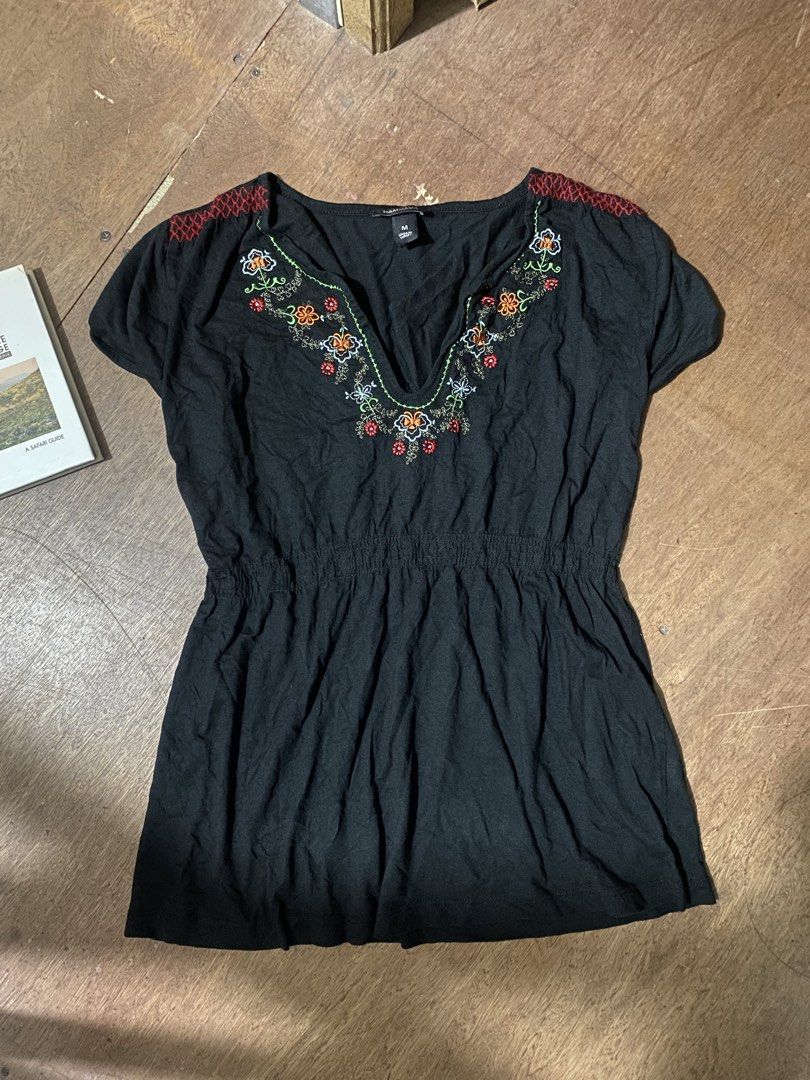 H&MMAMA Blouse (Category: Blouses) located in Santa Rosa. Submitted by vicchamp (Listing ID 1465228518, Image 1). Description: .