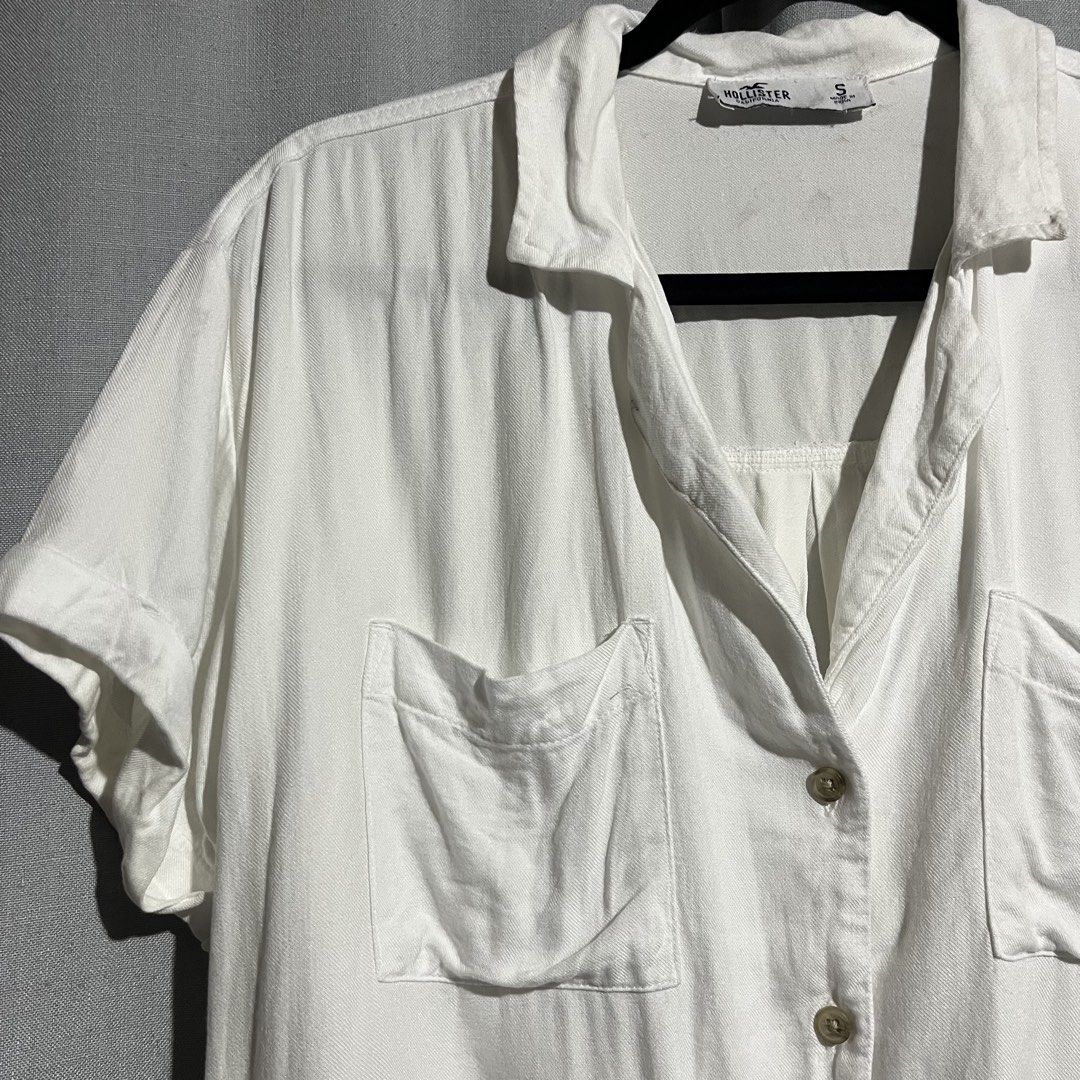 Hollister White Button-Down Top (Category: Shirts) located in Tanjay. Submitted by febmarie (Listing ID 1465222890, Image 3). Description: Has a tie-front design on the buttom.