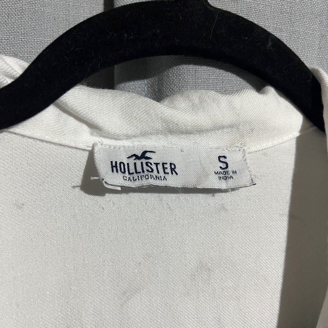 Hollister White Button-Down Top (Category: Shirts) located in Tanjay. Submitted by febmarie (Listing ID 1465222890, Image 2). Description: Has a tie-front design on the buttom.