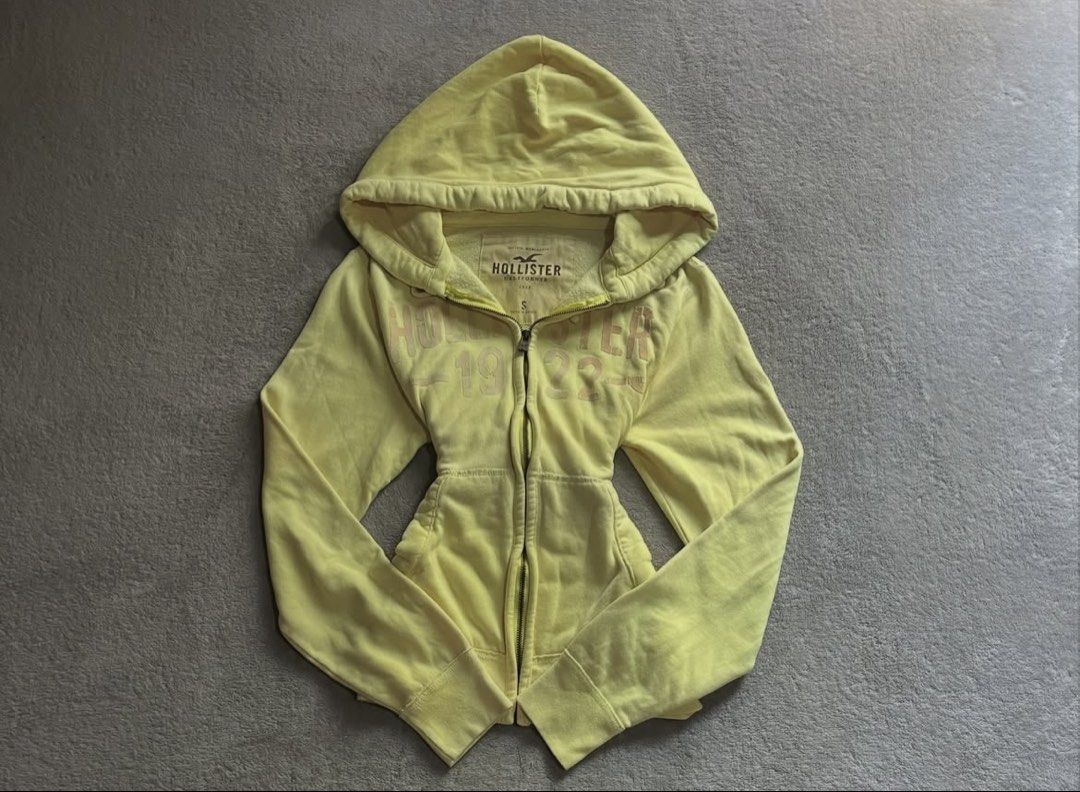 Hollister Yellow Zip Jacket (Category: Coats, Jackets and Outerwear) located in Tarlac. Submitted by blairwaldorf___ (Listing ID 1465256115, Image 1). Description: .