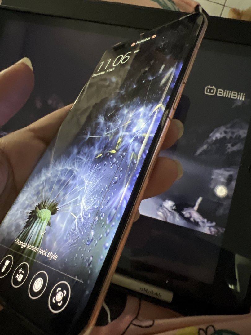 Huawei Pro40 Pro (Category: Huawei) located in Pasig City. Submitted by jenncee (Listing ID 1465192081, Image 3). Description: Used but not abused No charger, I can try look for the box but not 100% sure I can retrieve it Slight unnoticeable crack on screen other than that makinis no dents Still best camera lens Leica.