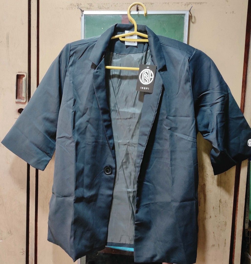 Inspi Dark Grey 3/4 Sleeve Blazer (Category: Coats, Jackets and Outerwear) located in Laoag. Submitted by pa-010 (Listing ID 1465234339, Image 2). Description: INSPI Coat Blazer Dark Gray (Not Navy Blue) Size Small (Width: 19", Length: 26", Sleeves: 14") Ideally for smaller body frames With Notched Collar, 3/4 Sleeve & Single Button With Inside Pocket Suitable for office and daily look Made with Twill Fabric Location: Ilocos Norte MOP: PNB/GCASH 