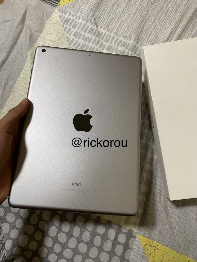 Ipad (5th gen) 32gb space gray (Category: iPad) located in Manila. Submitted by rickorou (Listing ID 1465222630, Image 2). Description: Price: P8k (Negotiable) Product Specifications: Model: iPad 5th Gen (Model A1822) Storage: 32GB Color: Space Gray Connectivity: Wi-Fi only Condition & Features: - 100% Authentic / Original Apple product - Screen and front panel in excellent condition - Back body good, minor dents wear - Fully functional (touchscr
