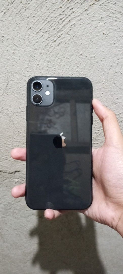 Iphone 11 (Category: iPhone 11 Series) located in Manila. Submitted by jazz_02 (Listing ID 1465297784, Image 2). Description: FS Iphone 11 128gb‼️ No issue iOS 26 83batt health ZP/A variant With original box Pm sa price‼️.