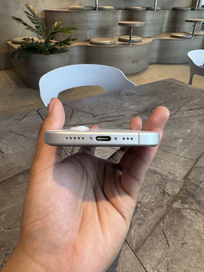 iPhone 17 (Category: iPhone 17 Series) located in Manila. Submitted by malgadgetzoneph (Listing ID 1465226206, Image 3). Description: 📱 FOR SALE | iPhone 17 256GB (White) Upgrade to the latest iPhone with confidence. Device Details • Color: White • Storage: 256GB • Battery Health: 100% • Cycle Count: 105 • Expired Warranty • NTC Approved 🇵🇭 • No SIM Restriction • Good Condition • No History of Repair • Thoroughly inspected — check all you want
