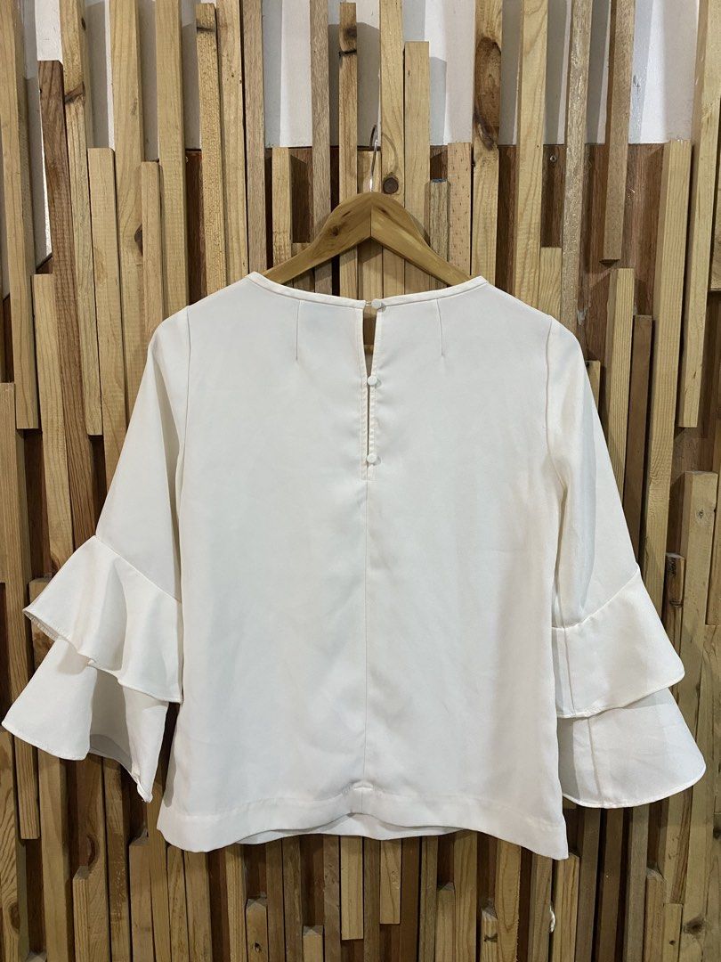 J Crew White Ruffled Sleeve Top (Category: Longsleeves) located in Mabalacat. Submitted by calmrabbit.ae2127 (Listing ID 1465187356, Image 2). Description: .