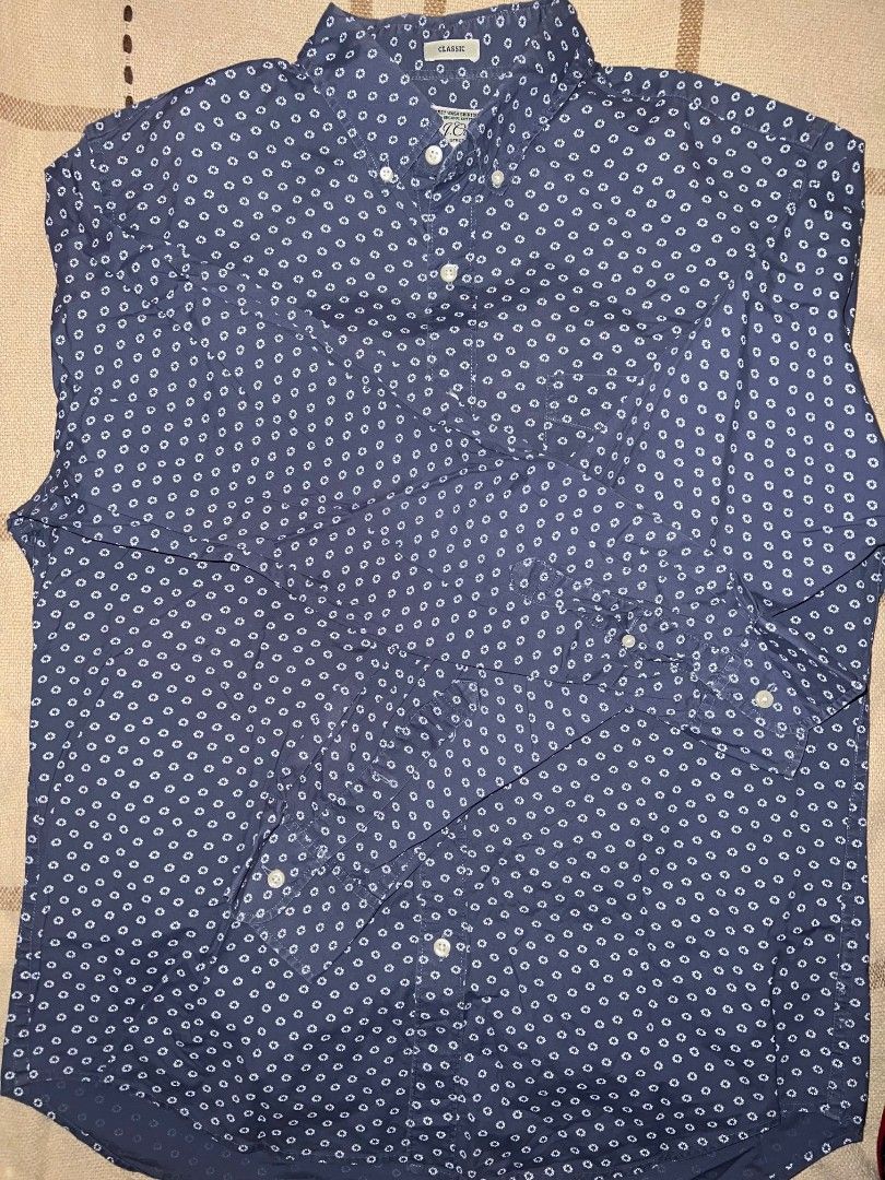 j.crew Classic Blue Patterned Button-Down Shirt Size M (Category: Tshirts & Polo Shirts ) located in Manila. Submitted by allyionia (Listing ID 1465208662, Image 2). Description: - Brand: J.Crew - Size: Medium - Color/Pattern: Blue with small white floral all-over print - Fit: Classic fit with stretch fabric - Material: Organic cotton - Features: Single chest pocket, button-front closure, button-down collar - Condition: Clean and ready to wear.