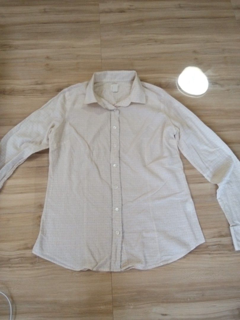 j.crew lightweight button up long sleeve (Category: Longsleeves) located in Calasiao. Submitted by alluringvenus.thriftshop (Listing ID 1465231484, Image 2). Description: very good condition like new never been used from 🇺🇲 Package.