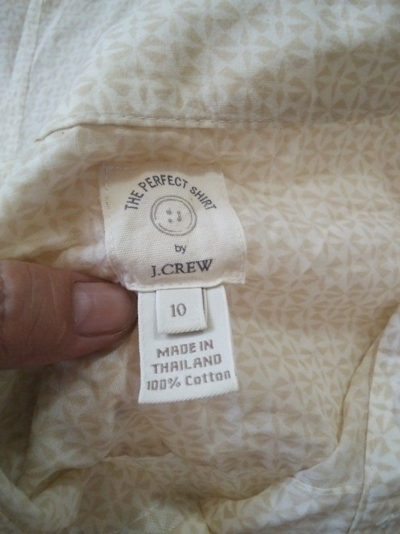j.crew lightweight button up long sleeve (Category: Longsleeves) located in Calasiao. Submitted by alluringvenus.thriftshop (Listing ID 1465231484, Image 3). Description: very good condition like new never been used from 🇺🇲 Package.
