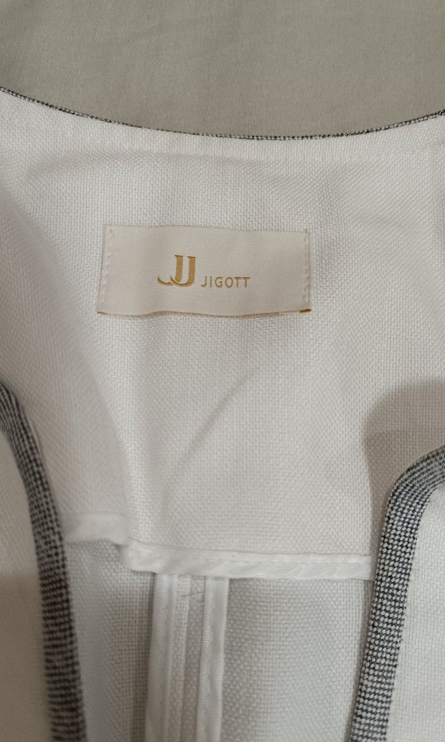 Jigott White Linen Blazer (Category: Coats, Jackets and Outerwear) located in Makati City. Submitted by jstreasuredfinds (Listing ID 1465209204, Image 2). Description: Brand: JJ Jigott White color with gray lining Linen fabric. No inner lining. Hook closure Washed and sanitized Small to semi med.